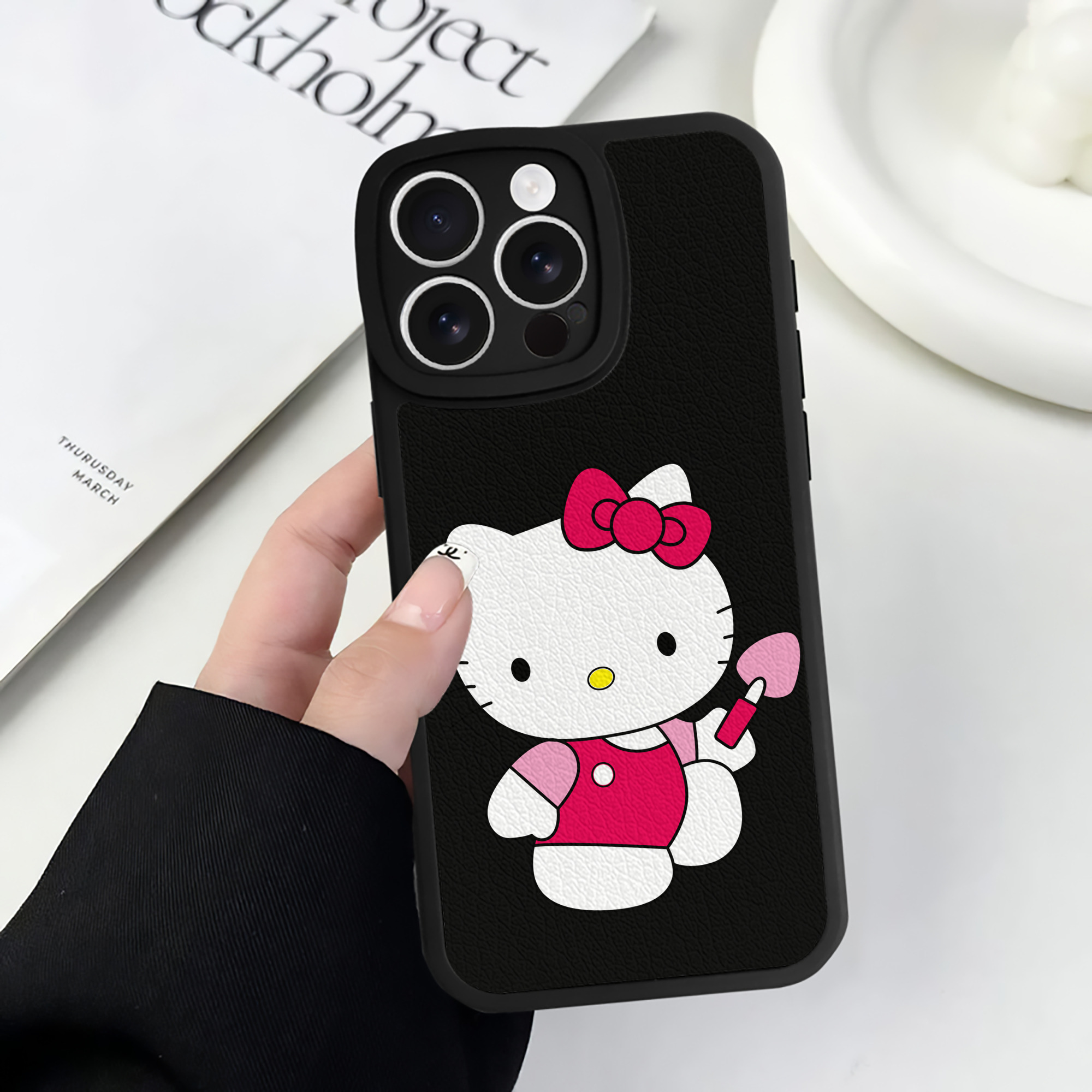 （画像用） Hello Kitty ハローキティ 【iPhone 16シリーズ対応】シリコンスマホケース（レザー調） 材質：シリコン